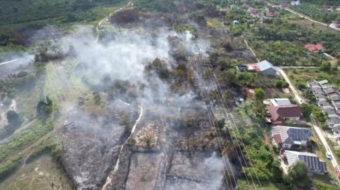 Karhutla di Kampar Kian Menggila, Api Hanya Jarak 5 Meter dari Perumahan dan Kabel Listrik Terbakar