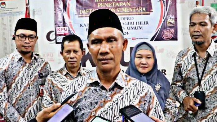 Satu Tanggapan Masyarakat Masuk ke KPU Inhil, Bacaleg Berstatus Honorer