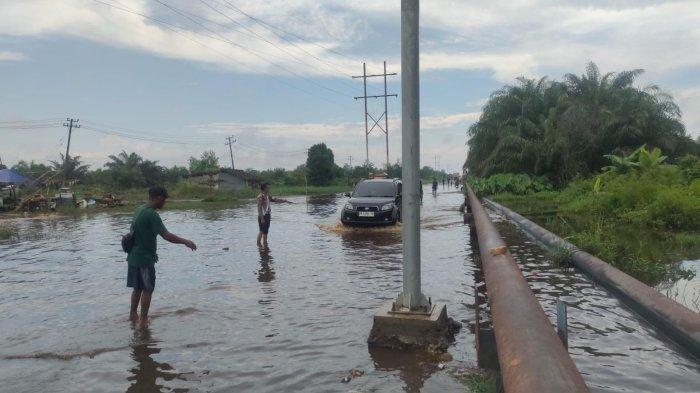 Kisah Pilu di Tengah Arus Balik: Banjir Jalan Lintas Siak-Buton Jebak Warga yang Kembali ke Rantau