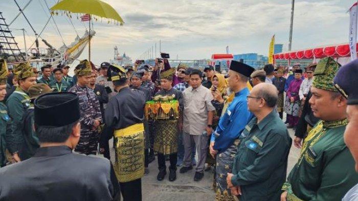 Komandan KRI Dewaruci dan Rombongan MBJR di Sambut Dengan Kompang dan Tepung Tawar