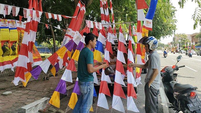 Penjual Bendera Raup Rezeki di Bengkalis Jelang HUT RI, Omzet Sekitar Rp 2,5 Juta per Hari