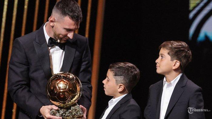 Lionel Messi Pamerkan Trofil Ballon d'Or Kedelapannya di Inter Miami