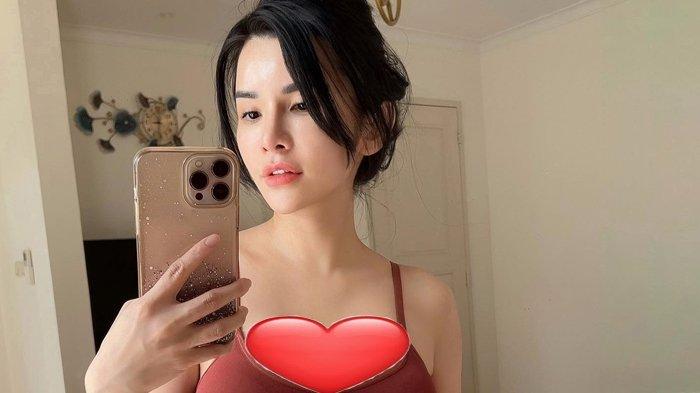 Maria Vania Pakai Tanktop dan Mini Leggings, Ekor Tato Naga Bikin Salfok