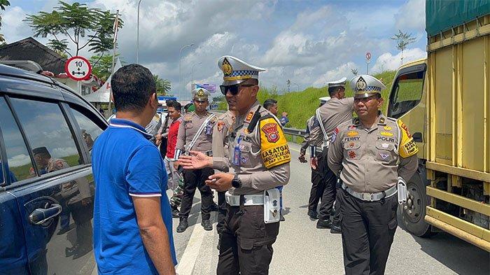 Melintas di Tol Kampar Riau, Sopir Angkutan Libur Nataru Jalani Tes Urine dan Kelaikan Kendaraan