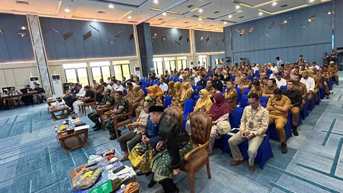RTRW KOTA PEKANBARU - 300 orang tamu undangan acara konsultasi publik tahap satu RTRW Kota Pekanbaru yang berasal dari berbagai stakeholder seperti instansi atau badan yang vertikal, unsur pemerintah provinsi, organisasi pemerintah daerah yang berbatasan di sekitar Kota Pekanbaru yang tergabung di dalam Pekansikawan. Selain itu, pihak kecamatan dan universitas yang ada di Kota Pekanbaru seperti Perwakilan dari Universitas Islam Riau, Universitas Riau, Universitas Islam Negeri Sultan Syarif Kasim, Universitas Muhammadiyah Riau, Universitas Lancang Kuning  serta unsur organisasi usaha, property, BUMN, BUMD, asosiasi profesi, Lembaga adat melayu Riau dan masih banyak yang lainnya.