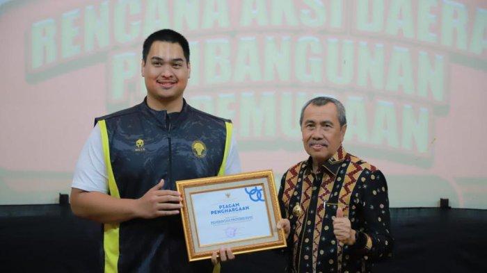 Peduli Pembangunan Pemuda, Menpora Dito Beri Gubri Syamsuar Penghargaan