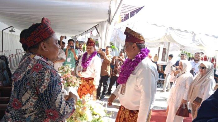 Breaking News: Bak Pengantin, Pasangan Anton-Syafaruddin Poti Diantar Mendaftar ke KPU Rohul Riau