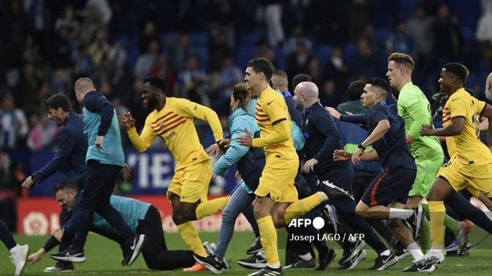 Pemain Barcelona Lari Tunggang Langgang Dikejar Seratusan Fans Espanyol yang Marah