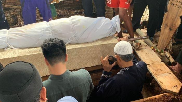Masih di Tahanan, Ammar Zoni Lantunkan Azan Lewat Telepon Saat Pemakaman Sang Ayah