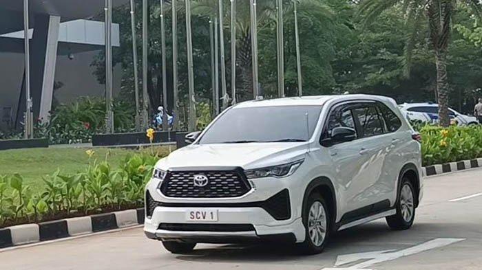 Penampakan-mobil-Toyota-Kijang-Innova-Zenix-yang-dipakai-Paus-Fransiskus-selama-di-Indonesia.jpg