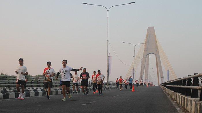 FOTO : Peserta Riau Bhayangkara Run 2023 Lewati Jembatan Siak IV Pekanbaru - Peserta-Riau-Bhayangkara-Run-2023-melewati-Jembatan-Siak-IV-Pekanbaru-2.jpg