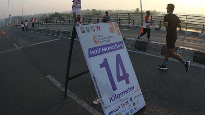 FOTO : Peserta Riau Bhayangkara Run 2023 Lewati Jembatan Siak IV Pekanbaru - Peserta-Riau-Bhayangkara-Run-2023-melewati-Jembatan-Siak-IV-Pekanbaru-6.jpg