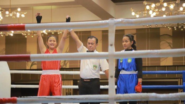 Petinju Putri Riau Raih Emas di Pra Popnas 2024, Menang TKO Atas Petinju Sumbar