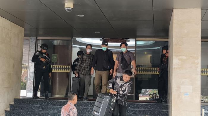 Petugas KPK terlihat keluar dari gedung kantor gubernur Riau di Pekanbaru sekitar pukul 16.35 WIB