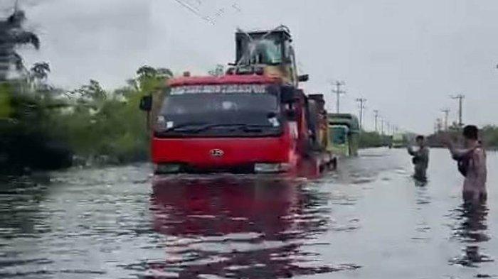 Petugas Mulai Izinkan Bus Lewat, Tinggi Banjir di Jalintim Desa Kemang Pelalawan Menurun