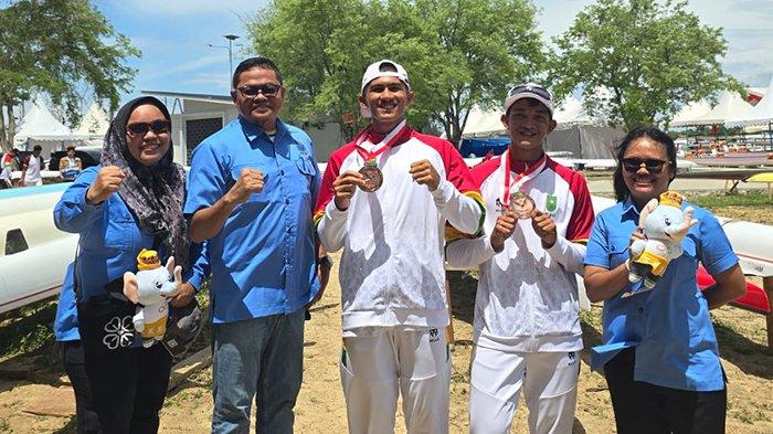 Plt-ketua-umum-Podsi-Riau-dua-dari-kiri-bersama-atlet-dayung.jpg