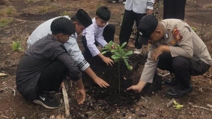Polsek Teluk Meranti Tanam Bibit Pohon di Madrasah Darusallam, Ajak Siswa Peduli Lingkungan