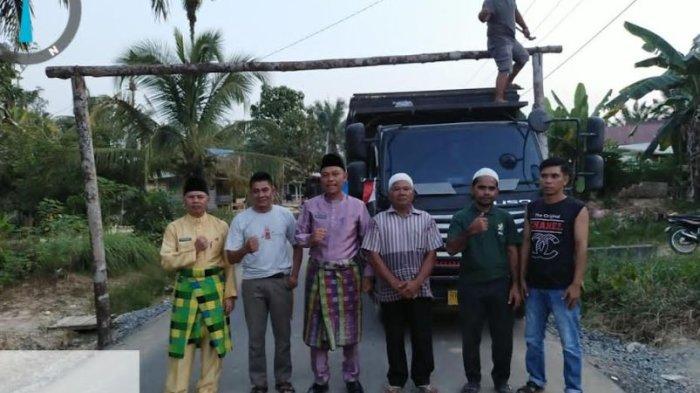 Sopir Keluhkan Portal Kayu Jalan Desa Air Hitam Kerumutan yang Dibuat Dishub Pelalawan
