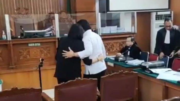 Ferdy Sambo dan Putri Candrawathi Kembali Berpelukan Jelang Sidang, Lima Terdakwa Dihadirkan