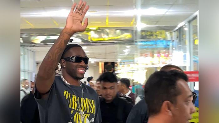 Rapper Melly Mike Teriak ‘Salam Kayuah’ Tiba di Pekanbaru, Langsung ke Kuansing Hadiri Pacu Jalur