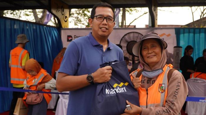 Rayakan HUT ke-27, Bank Mandiri Tebar Manfaat Lewat Layanan Kesehatan dan Kacamata Gratis di Riau