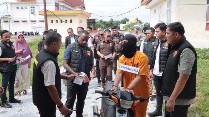 Rekontruksi Wanita Open BO Tewas di Kamar Kos Selatpanjang, Pelaku Habisi Pakai Pisau Cutter