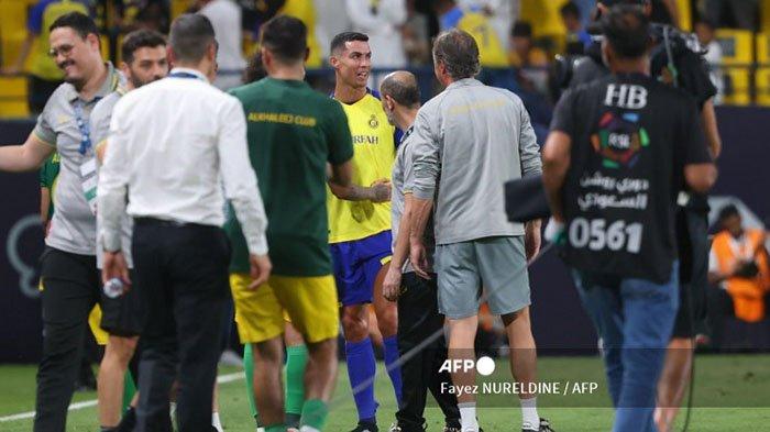 Video Viral : Didorong Cristiano Ronaldo , Staff Al Khaleej Tahan Malu , Tak Jadi Selfie dengan CR7