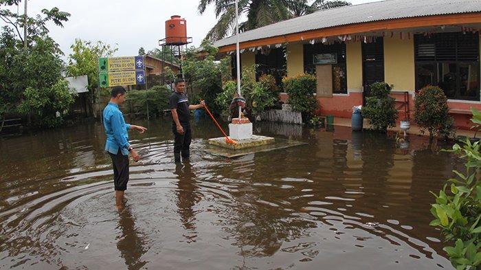 Sekolah Terendam Banjir, Peserta Didik di SDN 120 Pekanbaru Sudah Dua Hari Belajar dari Rumah