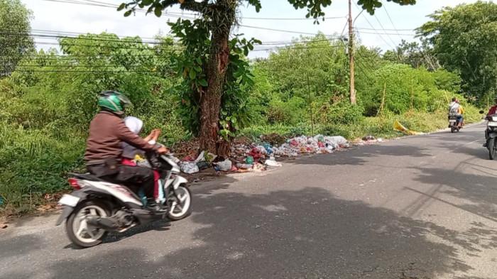 MENUMPUK - Sampah menumpuk di pinggir jalan Singgalang, Kelurahan Tengkerang Timur Kecamatan Tenayan Raya. Lokasi ini sudah ditutup, namun warga masih bandel membuang sampah di sini. Foto diambil Senin (17/11/2025)