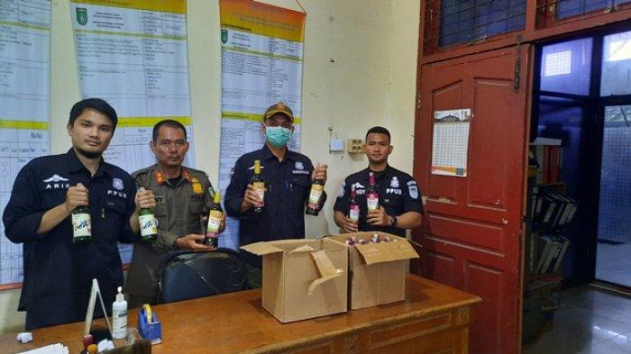 Satpol PP Dumai, Amankan Belasan Botol Miras di Toko Kosmetik di Jalan Sudirman