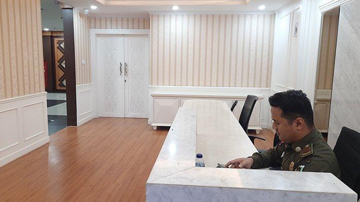 12 Jam Digeledah, KPK Akhirnya Copot Segel Ruang di Gedung Utama Pemko Pekanbaru