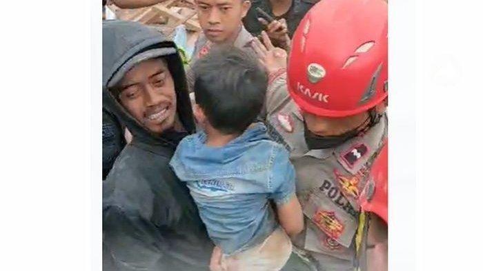 Bocah 10 Tahun Selamat Setelah Bertahan Tiga Hari Tertimbun Puing Rumah Akibat Gempa Cianjur