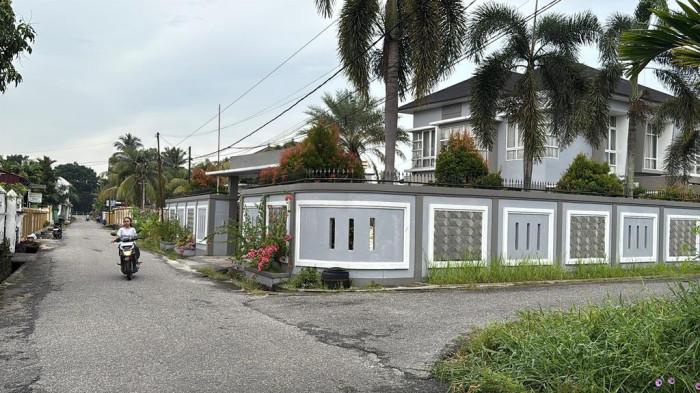 Suasana Rumah pribadi Abdul Wahid di Jalan wara-wiri, Pekanbaru. Warga sekitar mengatakan, melihat drone terbang malam hari di rumah tersebut sebelum OTT dilakukan KPK. 