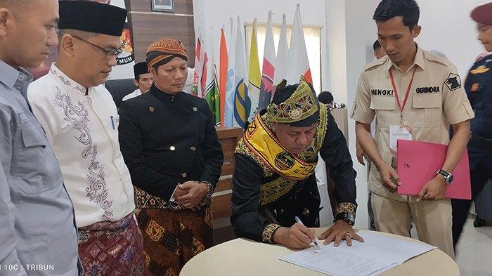 Datang 30 Menit Lebih Awal ke KPU Kuansing, Suhardiman Amby Sebut Ingin Beri Contoh