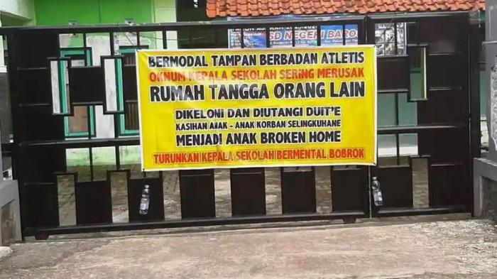 VIRAL Spanduk di SD yang Sebut Kepala Sekolah Tampan Tapi Sering Merusak Rumah Tangga Orang