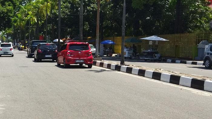 Pekanbaru Panas Terik, Azman Memilih Ngadem usai Antar Orderan