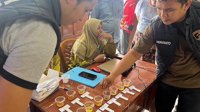 Satres Narkoba Polres Bengkalis Gelar Tes Urine Perangkat Desa dan Warga yang Dicurigai