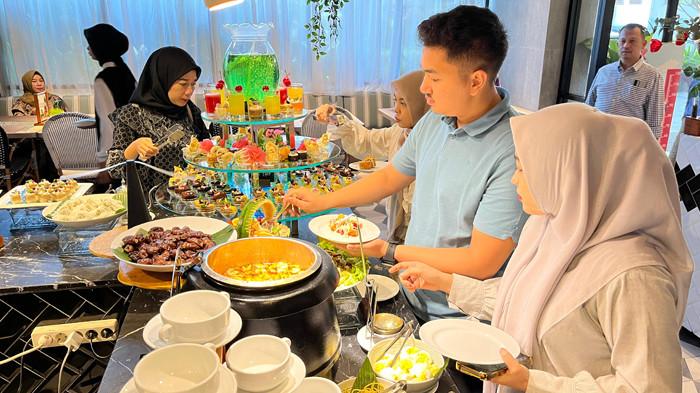BUKA PUASA : The Zuri Hotel Pekanbaru Hadirkan Puluhan Menu Buka Puasa yang Berbeda Setiap Harinya. Foto pengunjung yang sedang memilih menu buka puasa.