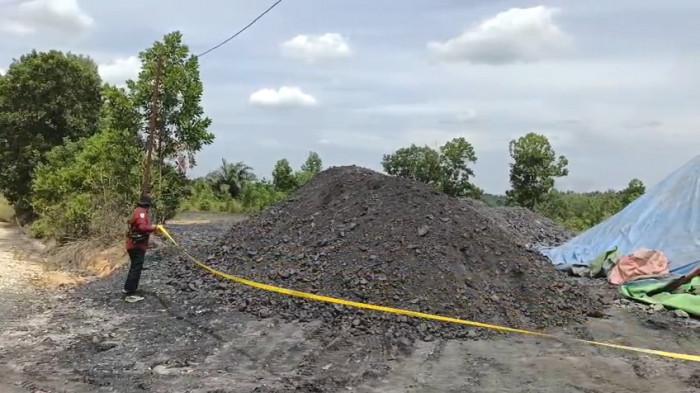 DLH Pelalawan Segel Stockpile Batu Bara PT MIA di Pangkalan Kerinci