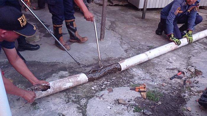 Evakuasi Ular, Tim Rescue DPKP Pekanbaru Bongkar Pipa Paralon Saluran Pembuangan Kamar Mandi Warga