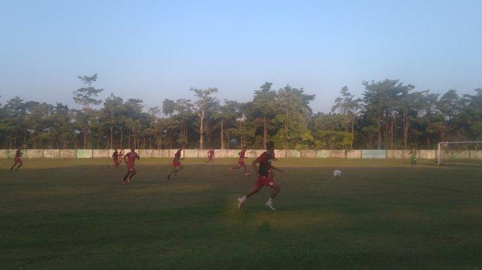 Tim-sepakbola-Porwil-Riau-kala-menjalani-latihan-di-Stadion-Mini-Universitas-Riau.jpg