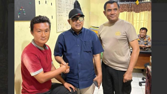 SALAMAN - Anggota DPRD Kabupaten Kampar, Tony Hidayat bersalaman dengan Joko, pelaku yang menyiramkan air cabai ke wajahnya saat menghadiri acara syukuran warga di Desa Pandau Jaya, Minggu (2/11/2025). 