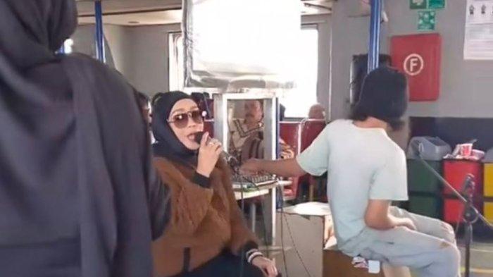 Saat Reses di Bengkalis, Iyeth Bustami Sempat Hibur Masyarakat yang Menunggu Kapal RoRo Berangkat