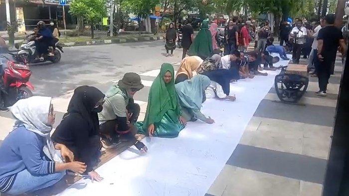 Warga Tualang Gelar Aksi Damai Tolak PSU Jilid 2 Pilkada Siak, Bubuhkan Tandatangan dengan Darah