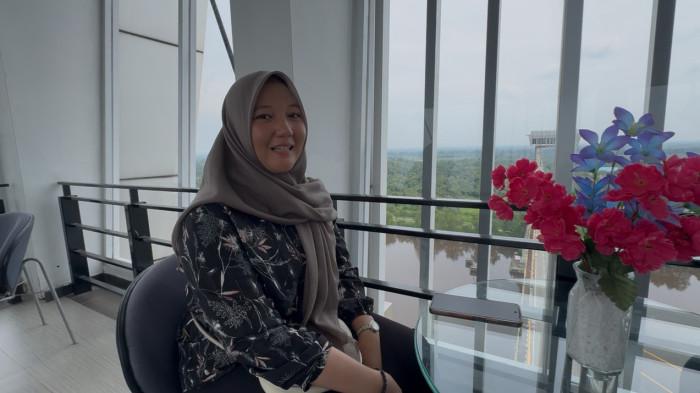 Yeni, wisatawan asal Bangkinang duduk menikmati suasana
