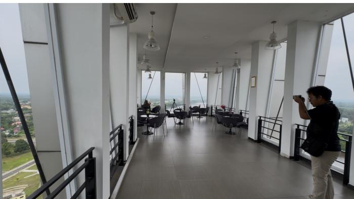 Yoga, seorang videografer membidik pemandangan dalam ruangan puncak menara
