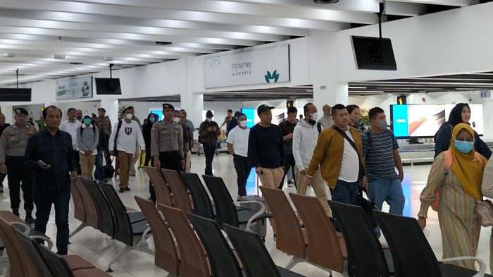 DIBAWA KE JAKARTA - Gubernur Riau Abdul Wahid terlihat sudah berada bandara Sultan Syarif Kasim II Pekanbaru pada Selasa (4/11/2025). Abdul Wahid dan beberapa orang lainnya dibawa ke Jakarta pasca OTT KPK di Pekanbaru Senin (3/11/2025)