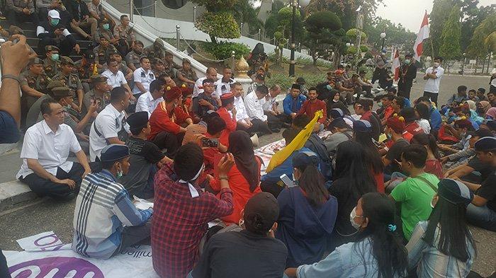 Ajak Wakil Gubernur Riau Duduk Lesehan, Mahasiswa Cipayung Sampaikan 6 Tuntutan Saat Unjuk Rasa