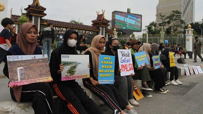 FOTO : Aktivis Gelar Aksi Damai di CFD Pekanbaru, Suarakan Penolakan Relokasi Warga Rempang - aksi-aktivis-cfd.jpg