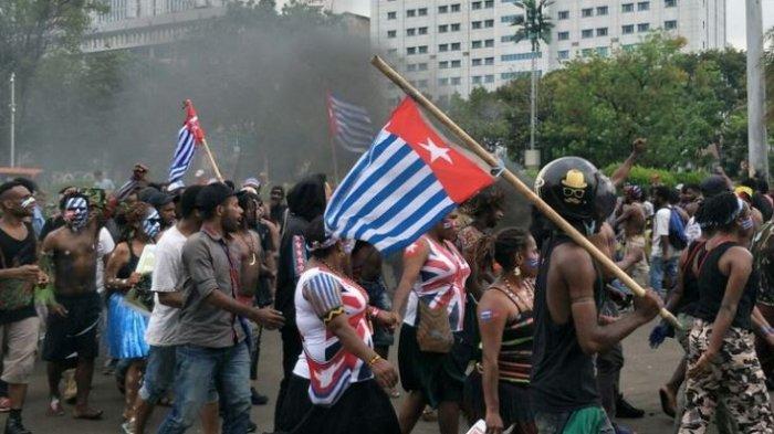 Aksi Unjuk Rasa di Jakarta, Massa Bawa Bendera Bintang Kejora di Depan Istana Merdeka